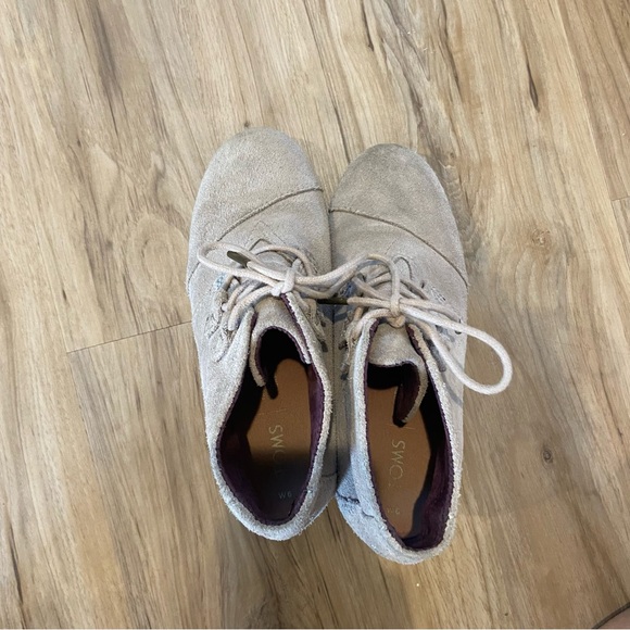 Toms Ankle Wedge Boots Women’s Size 6 Tan Suede Beige Lace Up Heel Shoes Chukka - Picture 4 of 7